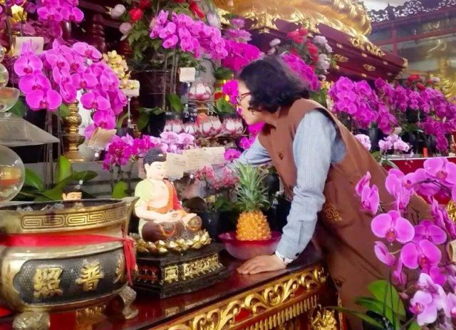 去寺庙礼佛时,为何游客大多不敬香反倒供花,供花有啥寓意?